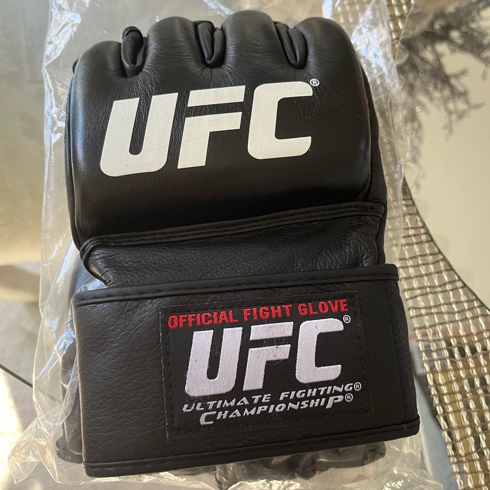 UFC Black Men's Fight Gloves retail $149 - Picture 3 of 5